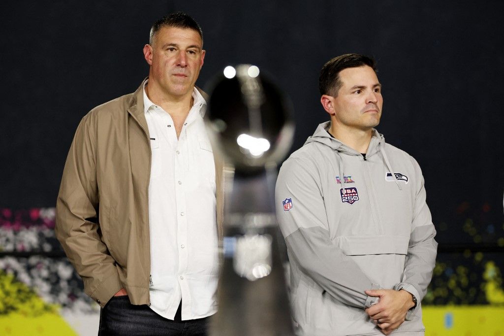 Mike Vrabel (balra), a New England Patriots, és Mike Macdonald, a Seattle Seahawks NFL-csapatának vezetőedzője a 60. Super Bowl előtt