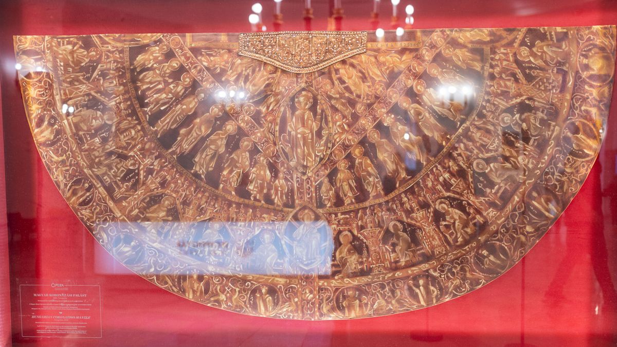 Különleges ajándékot kapott a Magyar Állami Operaháztól a Magyar Nemzeti Múzeum