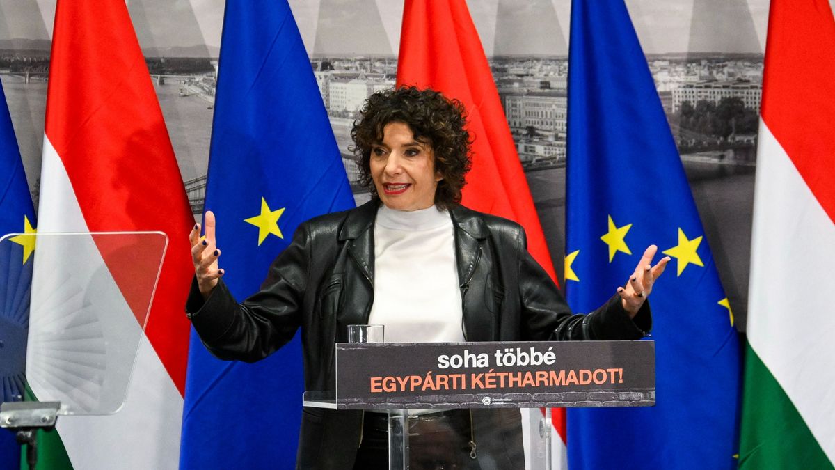 Budapest, 2025. december 7.
Dobrev Klára, a Demokratikus Koalíció (DK) elnöke beszédet mond a DK 106 országgyűlési képviselőjelöltje előtt a budapesti La Vida Duna Rendezvényházban 2025. december 7-én.
MTI/Purger Tamás