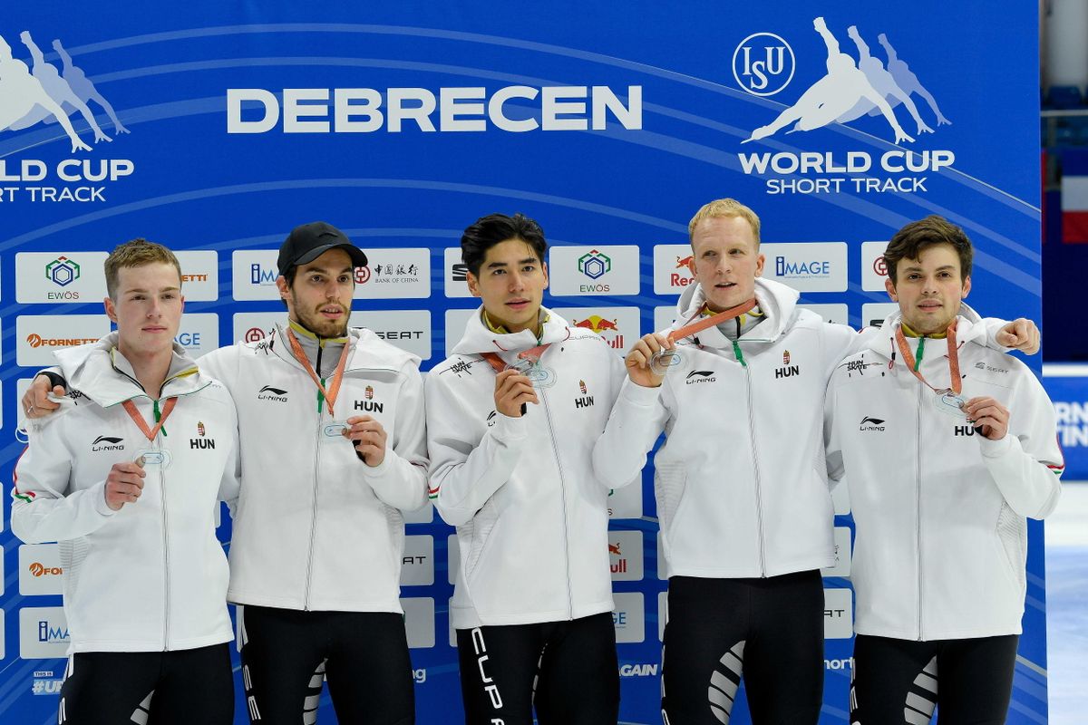 Már csak emlék: Nógrádi Bence, Varnyú Alex, Liu Shaoang, Tiborcz Dániel és John-Henry Krueger, a bronzérmes magyar férfiváltó tagjai a 2021-es debreceni világkupán