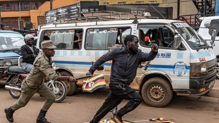 Uganda - Rendőrök próbálnak letartóztatni egy férfit egy ellenzéki tüntetés után Kampalában