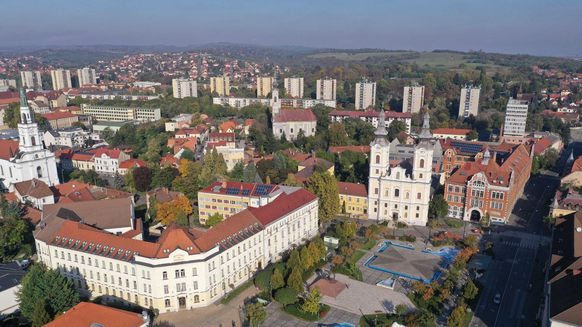 Lerángatta a buszsofőrt a járműről, hogy aztán többször is hátba rúgja, enyhítettek az ítéleten