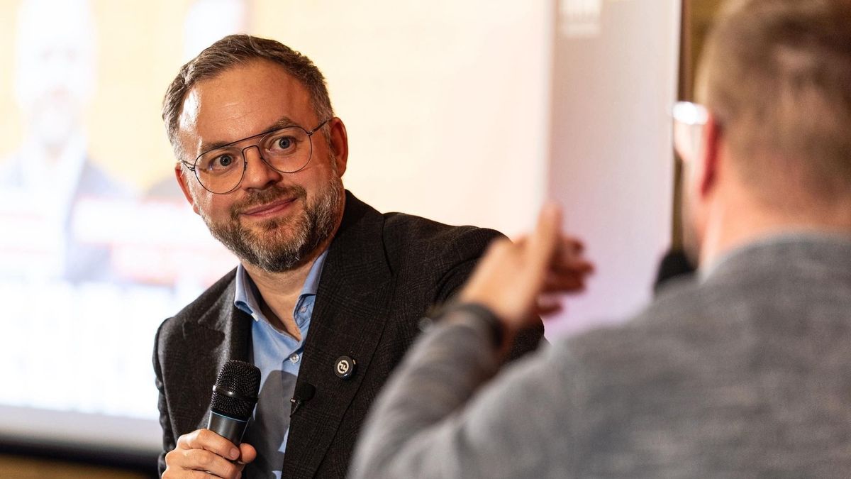 Orbán Balázs: A baloldal nem tudna nemet mondani a háborús tervekre