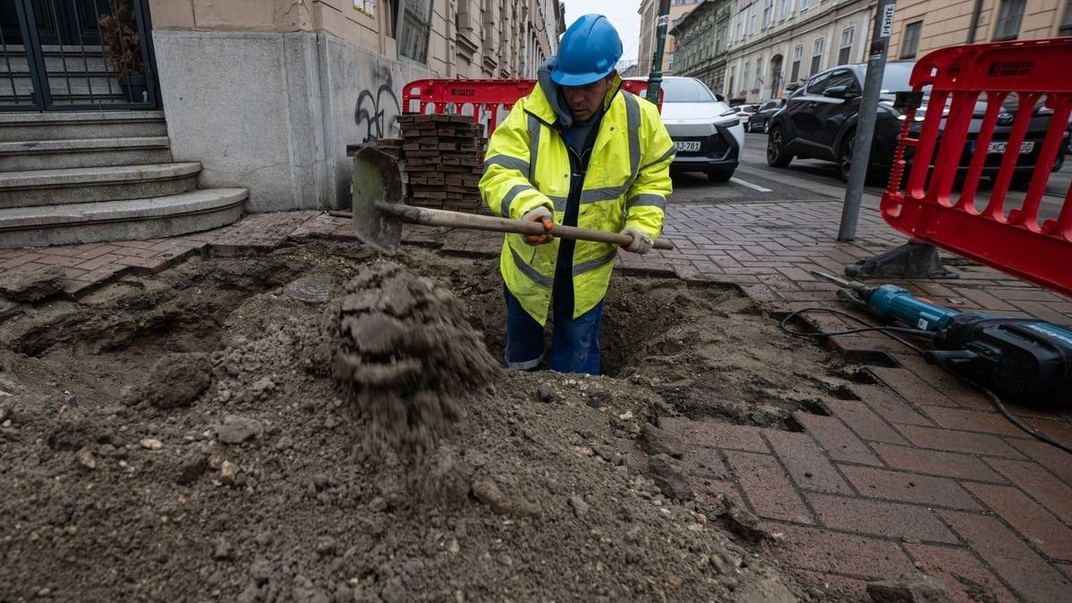 Besüllyedt útszakasz miatt dolgoznak Szegeden, akár egy hétig is tarthat a helyreállítás