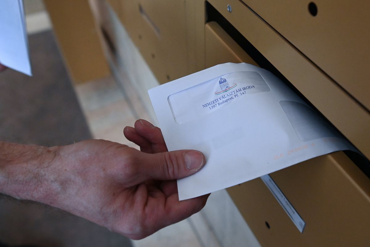 Budapest, 2024. április 5.
A Magyar Posta kézbesítője az idei európai parlamenti, helyi önkormányzati, valamint a nemzetiségi önkormányzati választásokra érvényes szavazóköri névjegyzékbe vételről szóló értesítőt dob postaládába egy budapesti társasházban 2024. április 5-én. A Nemzeti Választási Iroda (NVI) az április 3-i névjegyzéki adatok alapján megkezdte az értesítők kiküldését.
MTI/Máthé Zoltán