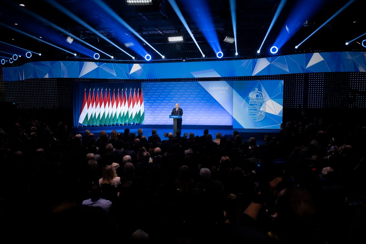 Budapest, 2025. február 22.
A Miniszterelnöki Sajtóiroda által közreadott képen Orbán Viktor miniszterelnök évértékelő beszédét tartja a Várkert Bazárban 2025. február 22-én.
MTI/Miniszterelnöki Sajtóiroda/Benko Vivien Cher