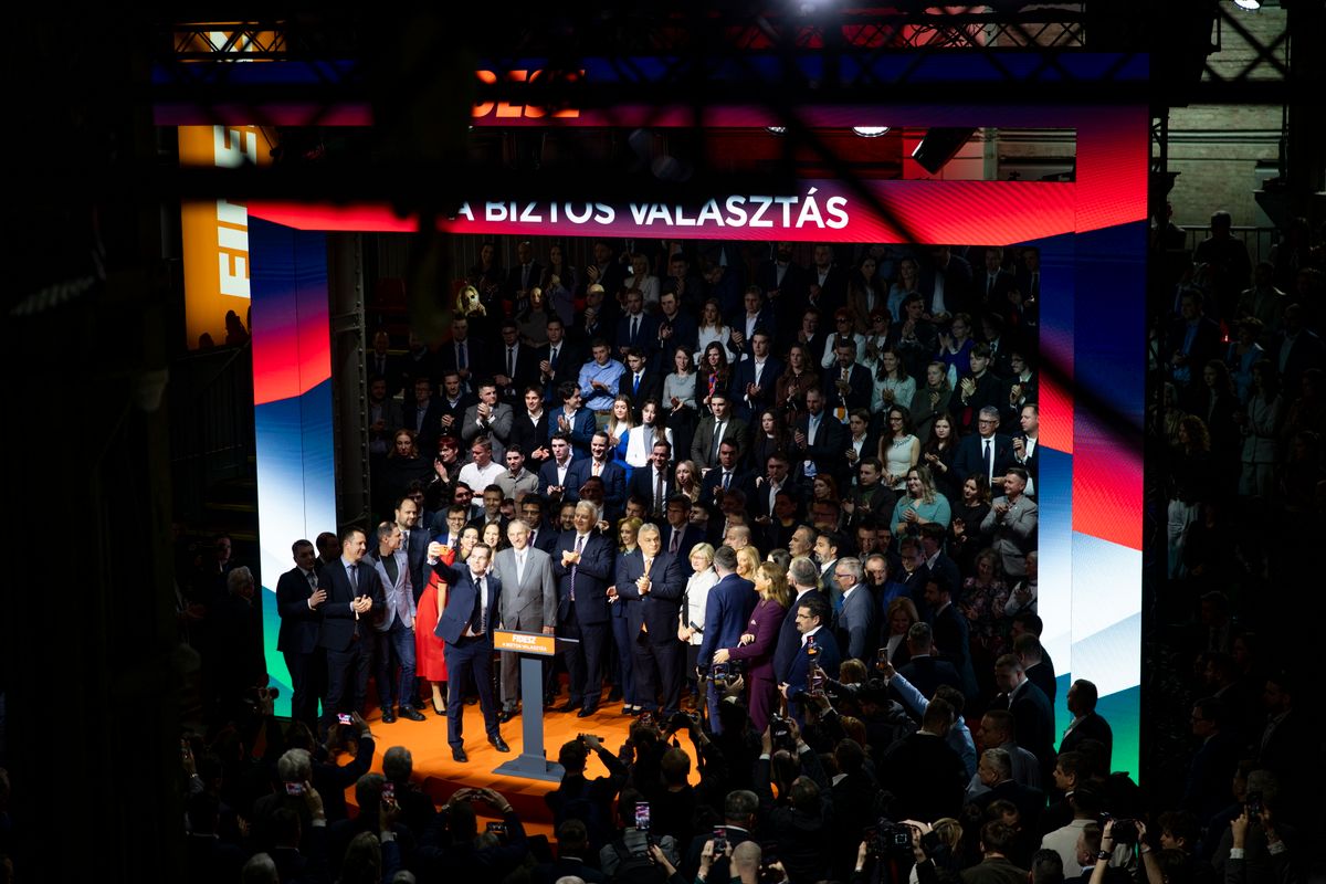 Budapest, 2026. február 16.
A Miniszterelnöki Kommunikációs Főosztály által közreadott képen Orbán Viktor miniszterelnök, a Fidesz elnöke (k) a Fidesz-KDNP országos listájának bemutatásán Budapesten, a Fidesz választmányi ülésén 2026. február 16-án.
MTI/Miniszterelnöki Kommunikációs Főosztály/Fischer Zoltán