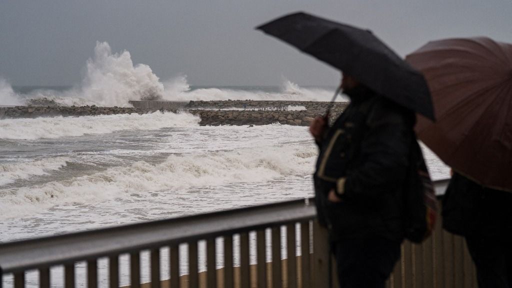 Katalóniában, ahol a rendkívüli időjárás miatt szünetel a jelenléti oktatás és mintegy száz repülőjáratot töröltek