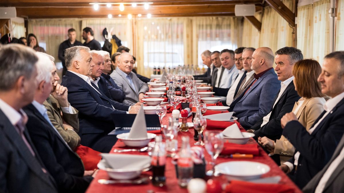 Szedres, 2026. február 9.
A Miniszterelnöki Kommunikációs Főosztály által közreadott képen Orbán Viktor miniszterelnök (b4) Szekszárd térségének polgármestereivel tárgyal Szedresen 2026. február 9-én. A kormányfő mellett Lázár János építési és közlekedési miniszter (b3), szemben Horváth István, a térség fideszes országgyűlési képviselője (j3).
MTI/Miniszterelnöki Kommunikációs Főosztály/Kaiser Ákos