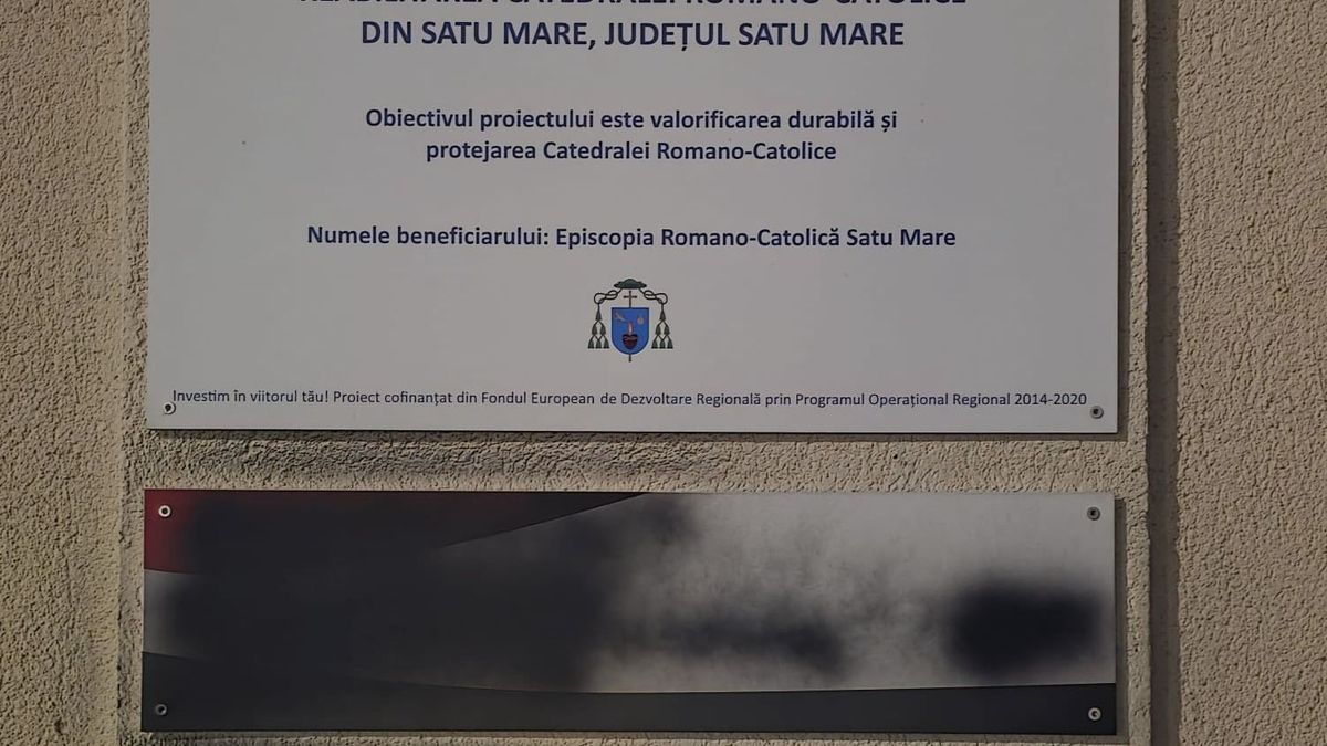 Festékszóróval estek neki a vandálok a magyar tábláknak Szatmárnémetiben