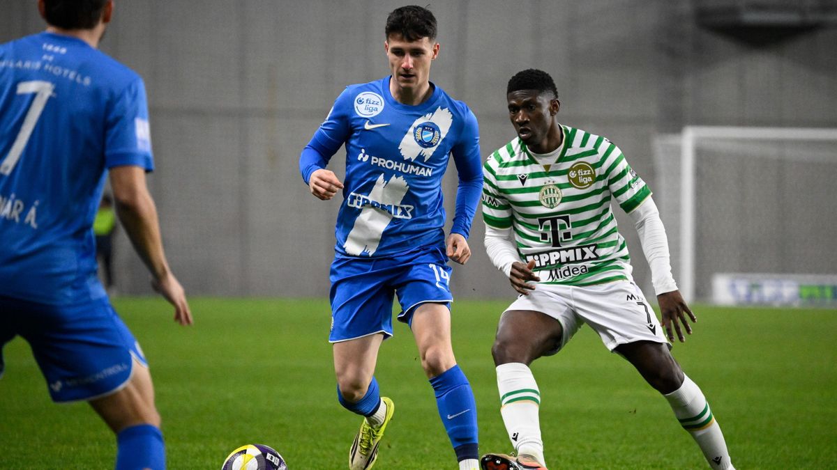 Horváth Artúr, az MTK (k) és Elton Acolatse, a Ferencváros játékosa az MTK Budapest - Ferencvárosi TC mérkőzésen  harcol a labdáért. 