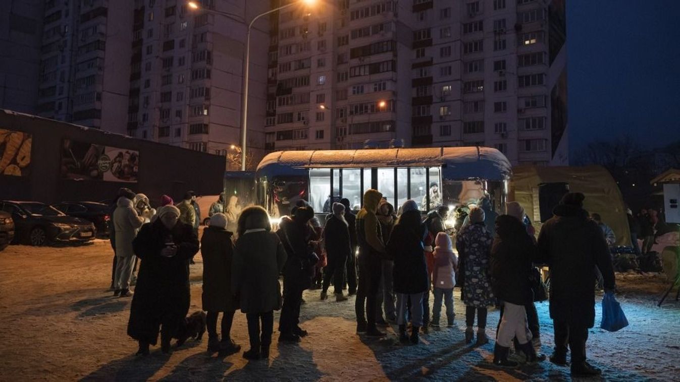 Utcán fagyoskodó ukrán lakosok