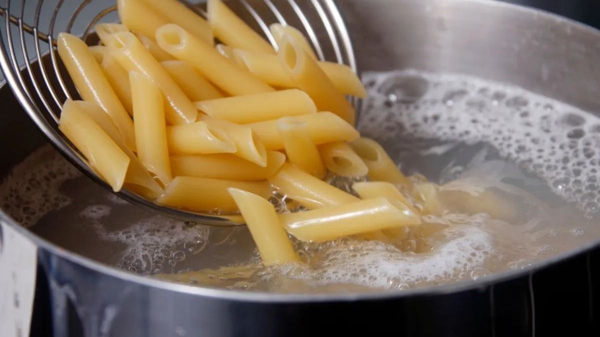 Kiderült a tésztafőző víz titka, ne öntse ki!