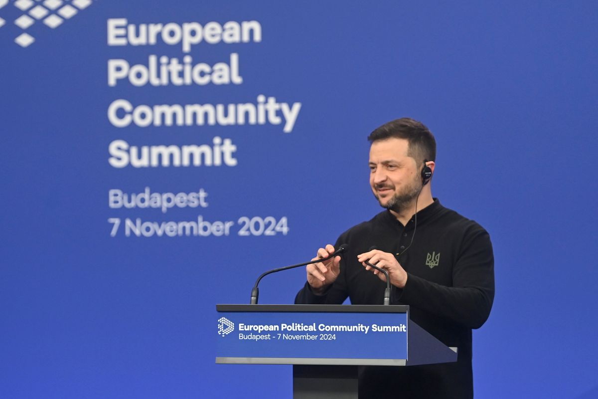 Budapest, 2024. november 7.
Volodimir Zelenszkij ukrán elnök sajtótájékoztatót tart az Európai Politikai Közösség (EPC) budapesti tanácskozása után a Puskás Arénában 2024. november 7-én.
MTI/Balogh Zoltán