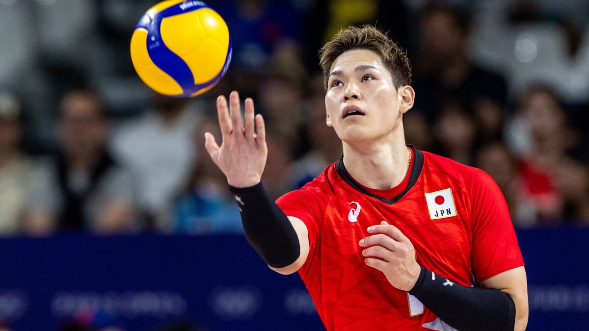 Japán jellem: földön csúszva esdekelt bocsánatért a fejen ütött női bírótól