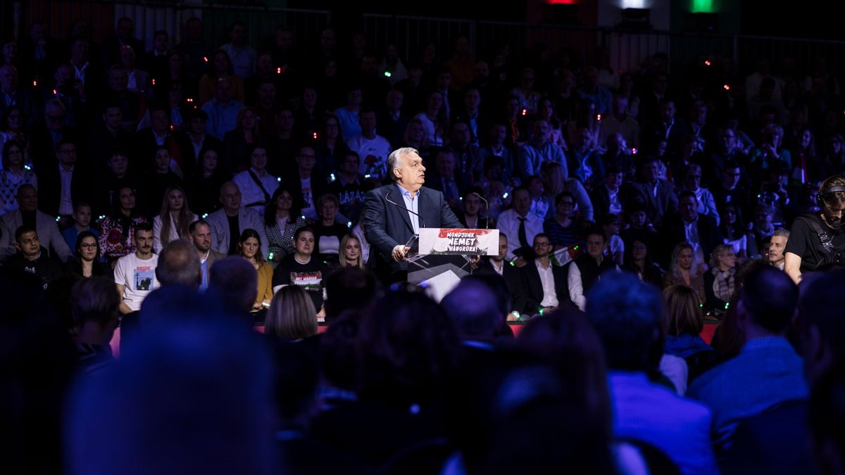 Szombathely, 2026. február 7.
A Miniszterelnöki Kommunikációs Főosztály által közreadott képen Orbán Viktor miniszterelnök beszédet mond a Digitális Polgári Körök által szervezett háborúellenes gyűlésen a szombathelyi Haladás Sportkomplexumban 2026. február 7-én.
MTI/Miniszterelnöki Kommunikációs Főosztály/Kaiser Ákos