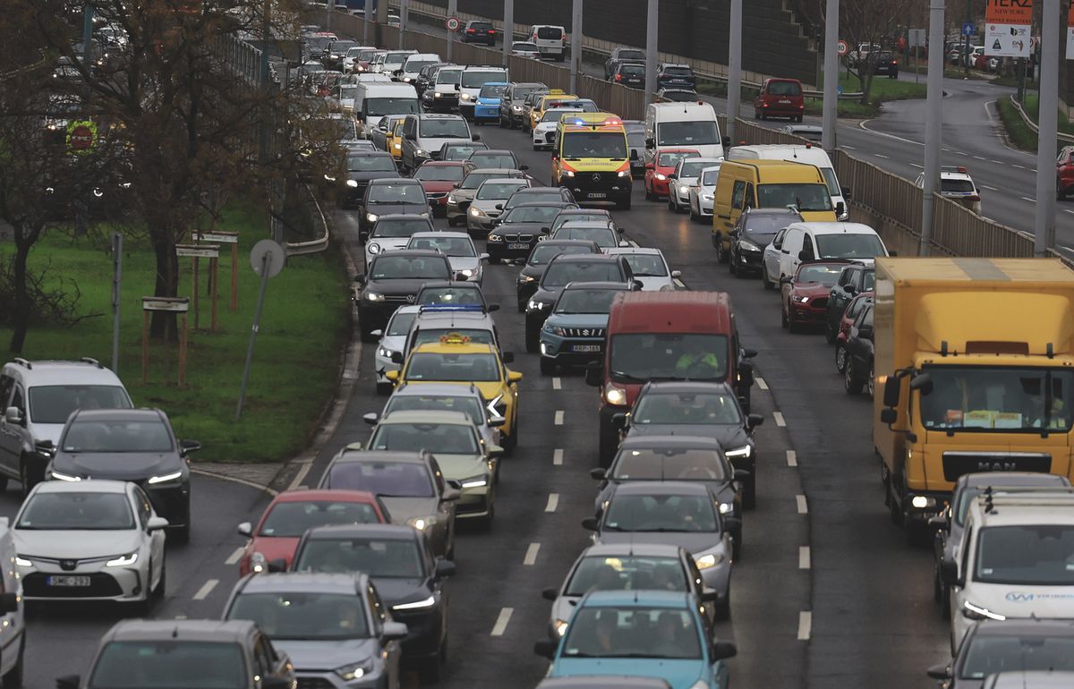 Komoly könnyítések érketek az autósok számára és a sornak még nincs vége. / Fotó: Havran Zoltán