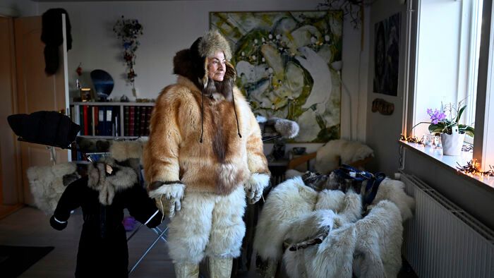 Grönland - Johanne Bech hajtó vadászfelszerelésben áll otthonában 