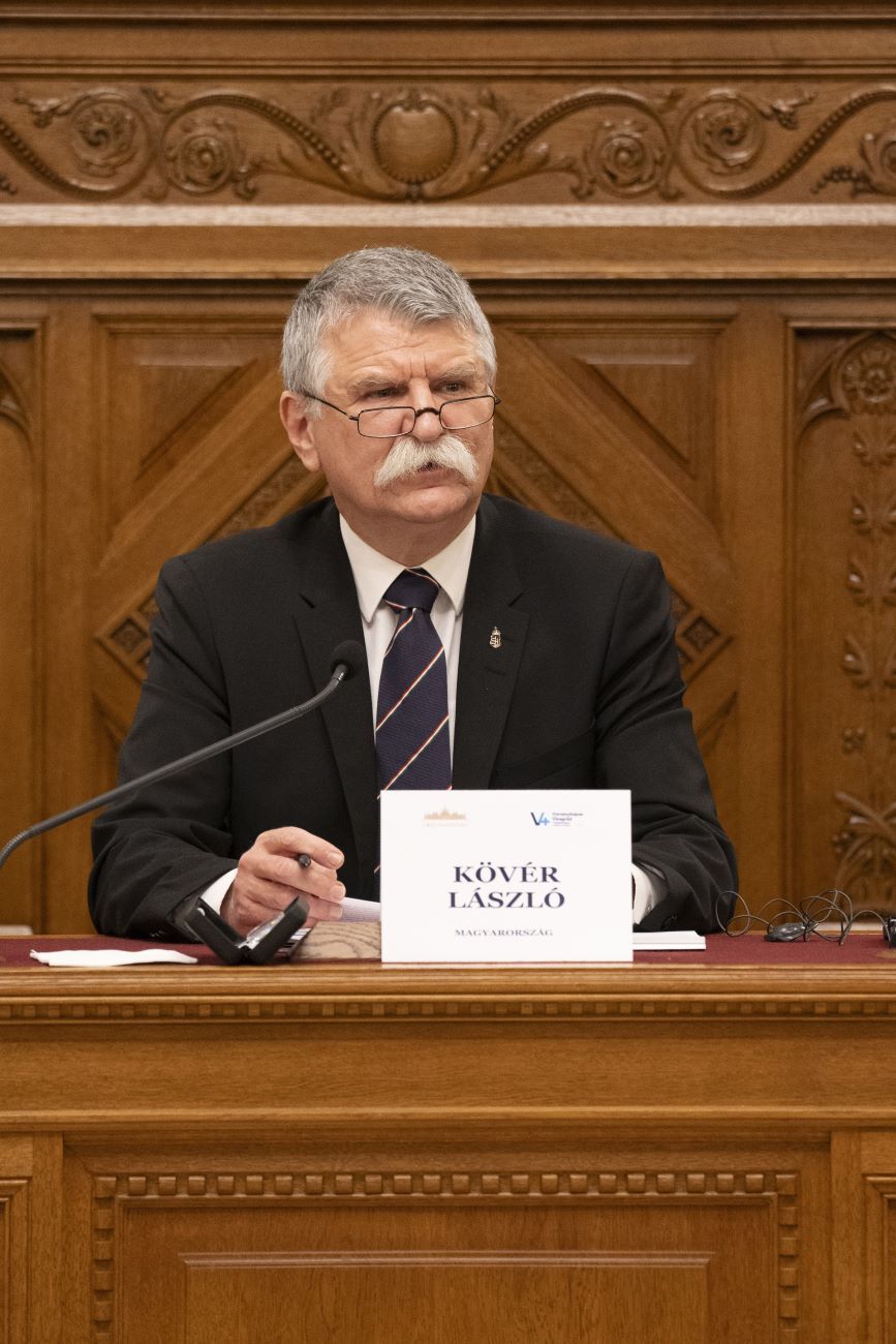 Kövér László, az Országgyűlés elnöke a visegrádi országok parlamenti elnökeinek hivatalos találkozóját követő sajtótájékoztatón az Országház Delegációs termében 2026. február 26-án