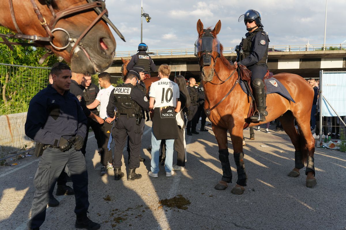 Egyre több helyen a hatóságok másodrangú állampolgárként tekintenek a szurkolókra és úgy is bánnak velük