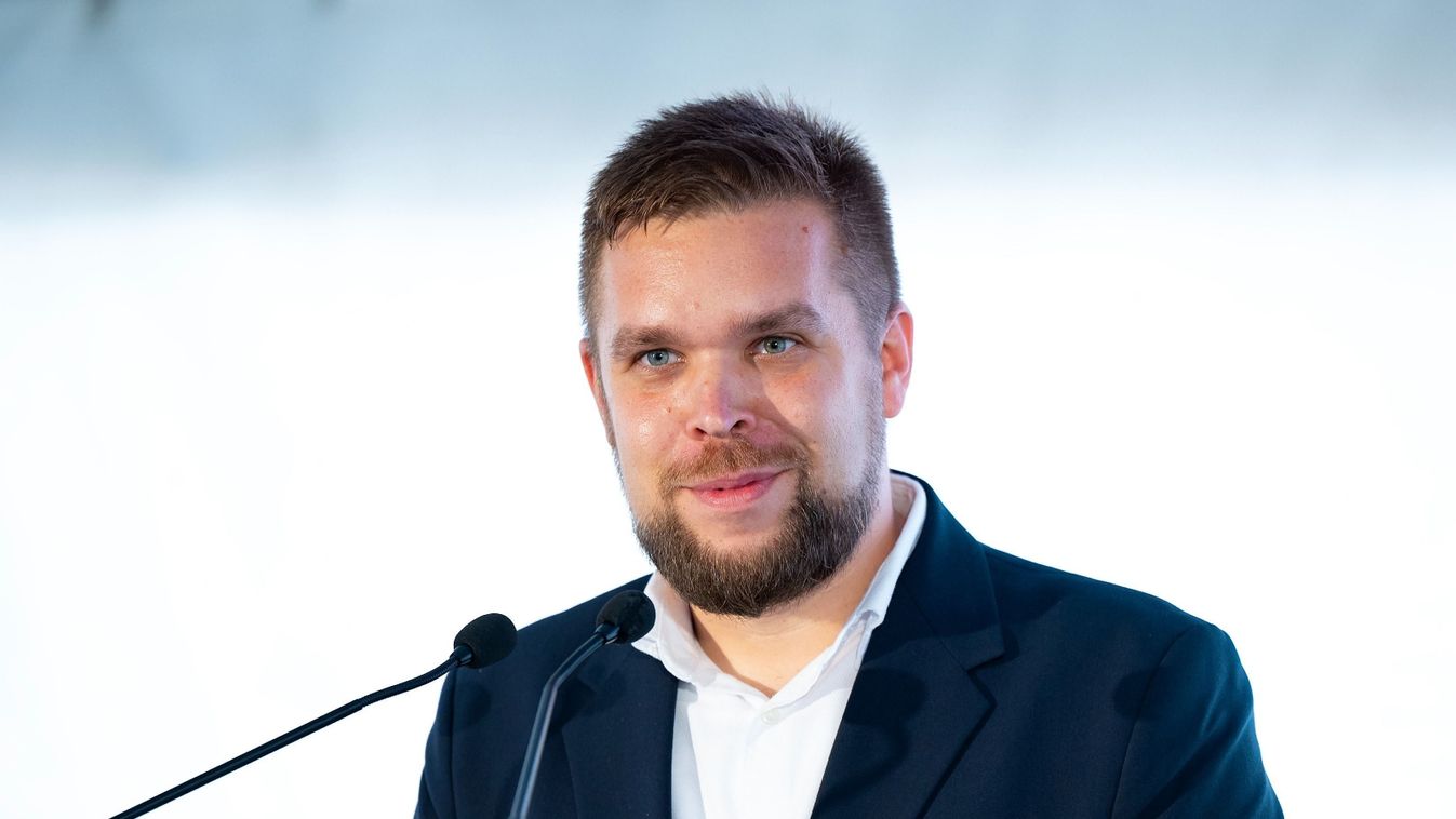 Nagy kapacitású akkumulátoros villamosenergia-tárolót adtak át Győrben

MTI Fotószerkesztõség
Krizsán Csaba