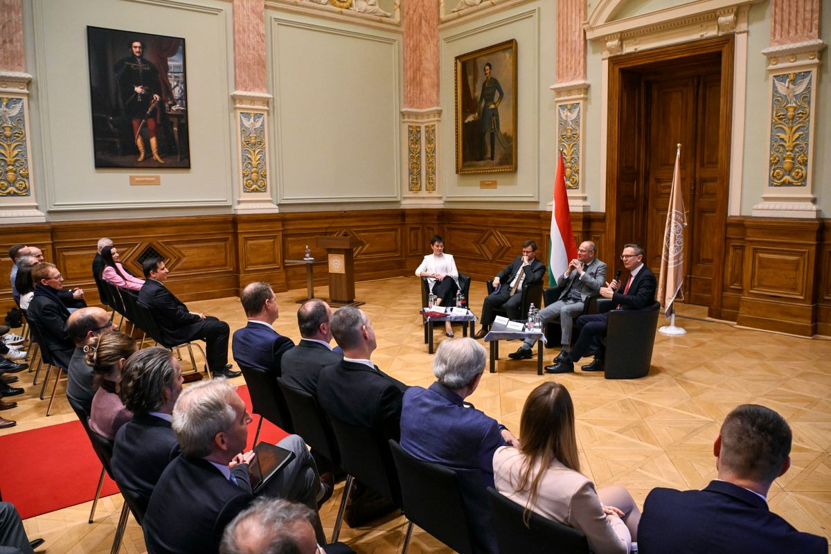 Budapest, 2026. február 9.
Szabó Anett, az NKE sajtófőnöke, moderátor, Bóka János európai uniós ügyekért felelős miniszter, Navracsics Tibor közigazgatási és területfejlesztési miniszter és Rétvári Bence, a Belügyminisztérium parlamenti államtitkára (b-j) az Egyetem születik - A Nemzeti Közszolgálati Egyetem 15 éve elnevezésű rendezvény miniszteri pódiumbeszélgetésén a Nemzeti Közszolgálati Egyetem (NKE) Ludovika főépületének Széchenyi-dísztermében 2026. február 9-én.
MTI/Purger Tamás