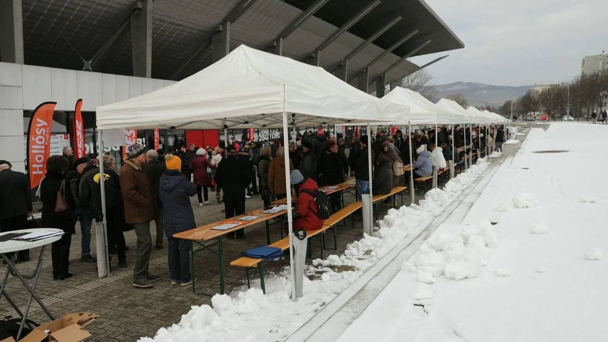 Sorok állnak a Fidesz pultjainál + videó