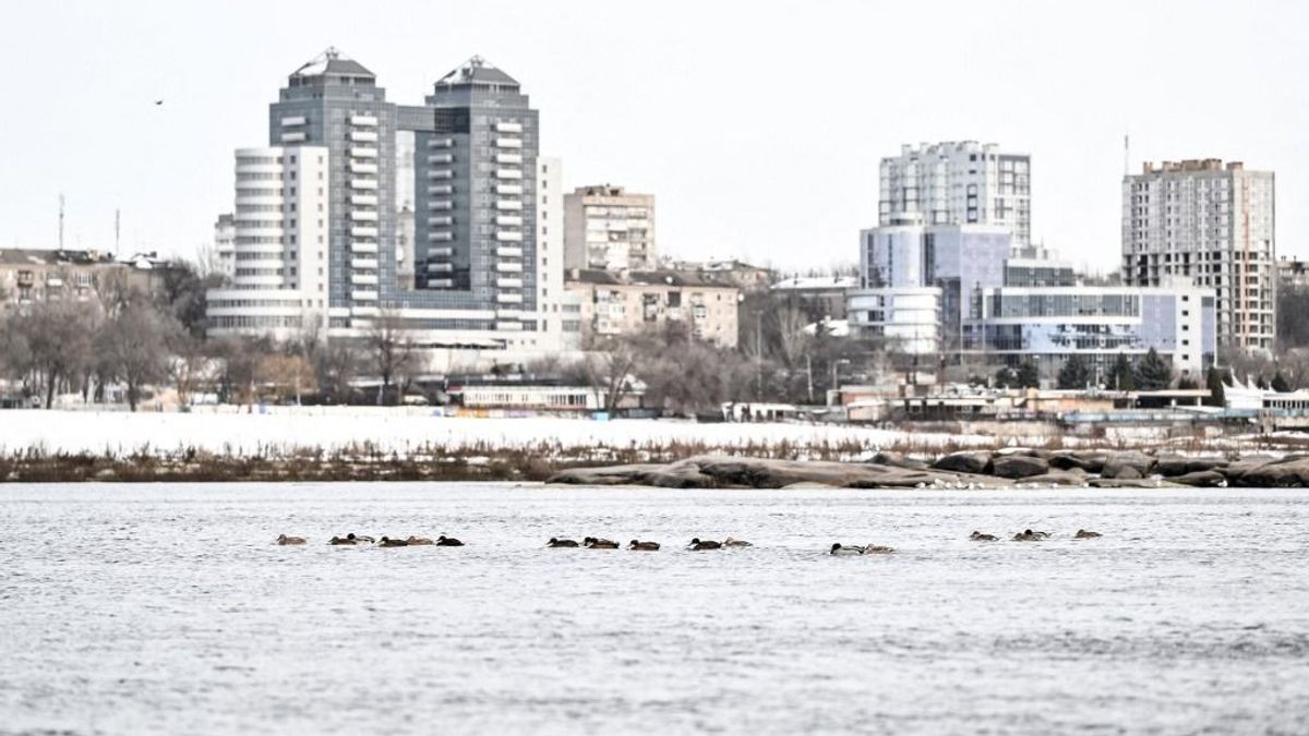 Élet-halál harc a hideggel: ukránok tízezrei fagyoskodnak az orosz csapás után