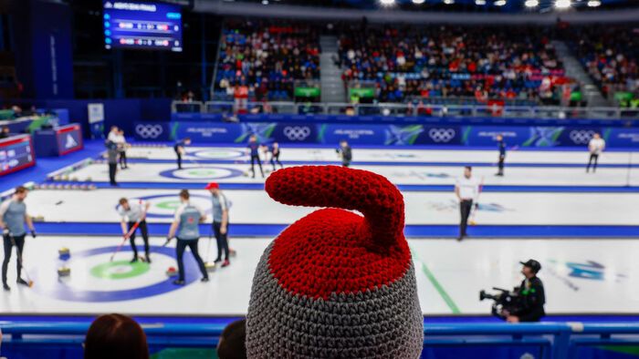 Téli olimpia, szurkoló a férfi curling elődöntőjén