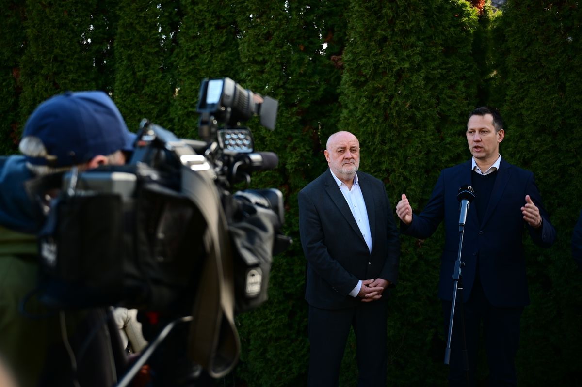 Barabás, 2026. február 24.
Fülöp Attila, a Belügyminisztérium gondoskodáspolitikáért felelős államtitkára (j) az orosz-ukrán háború kitörése óta eltelt négy év humanitárius segítségnyújtásáról tartott sajtótájékoztatón Barabáson 2026. február 24-én. Mellette Tilki Attila, a térség fideszes országgyűlési képviselője.
MTI/Czeglédi Zsolt