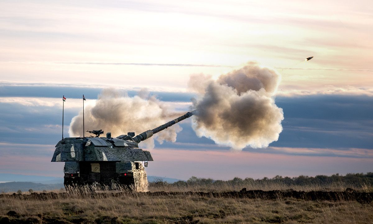 A honvédség egy pzh-2000-es lövege tüzelés közben (Forrás: Honvédelem.hu)