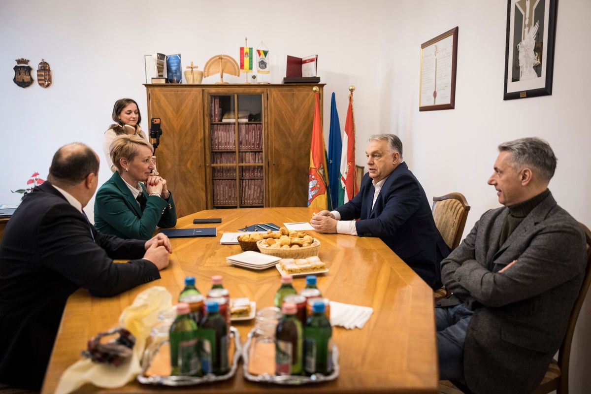 Komárom, 2026. február 3.
A Miniszterelnöki Kommunikációs Főosztály által közreadott képen Orbán Viktor miniszterelnök (j2), Lázár János építési és közlekedési miniszter (j), Czunyiné Bertalan Judit, a térség fideszes országgyűlési képviselője (b2) és Molnár Attila (Fidesz-KDNP) polgármester (b) megbeszélést folytat Komáromban 2026. február 3-án.
MTI/Miniszterelnöki Kommunikációs Főosztály/Kaiser Ákos