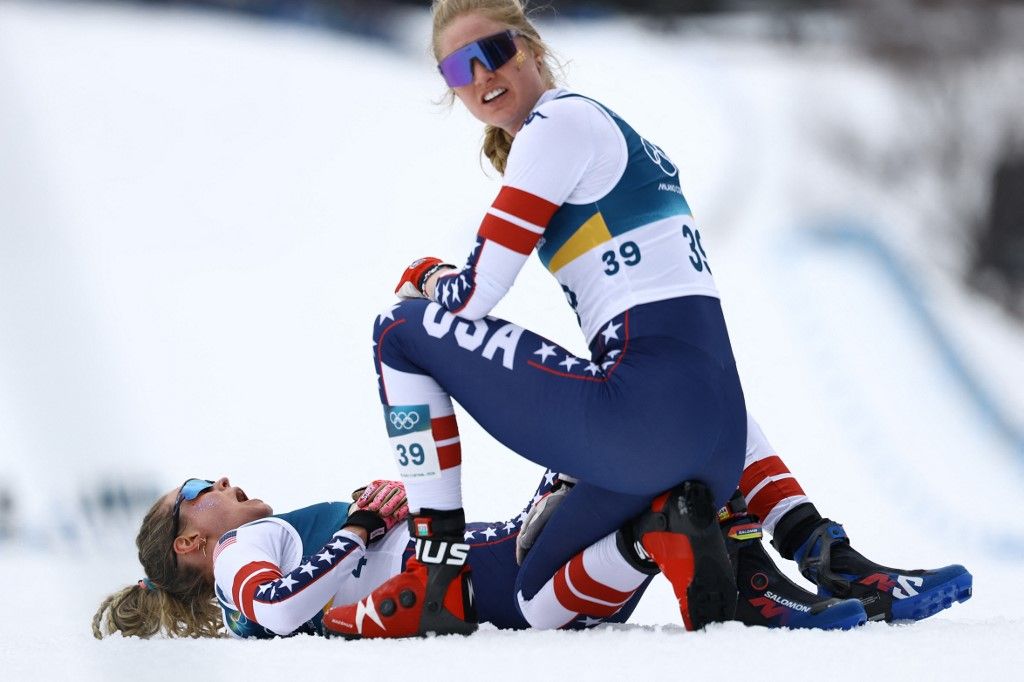 Hailey Swirbul ápolja Jessie Digginst, aki bronzérmet szerzett a női sífutók 10 km-es egyéni indításos, szabadstílusú versenyében a milánói-cortinai olimpián. Kettős svéd siker született, Frida Karlsson győzött Ebba Andersson előtt