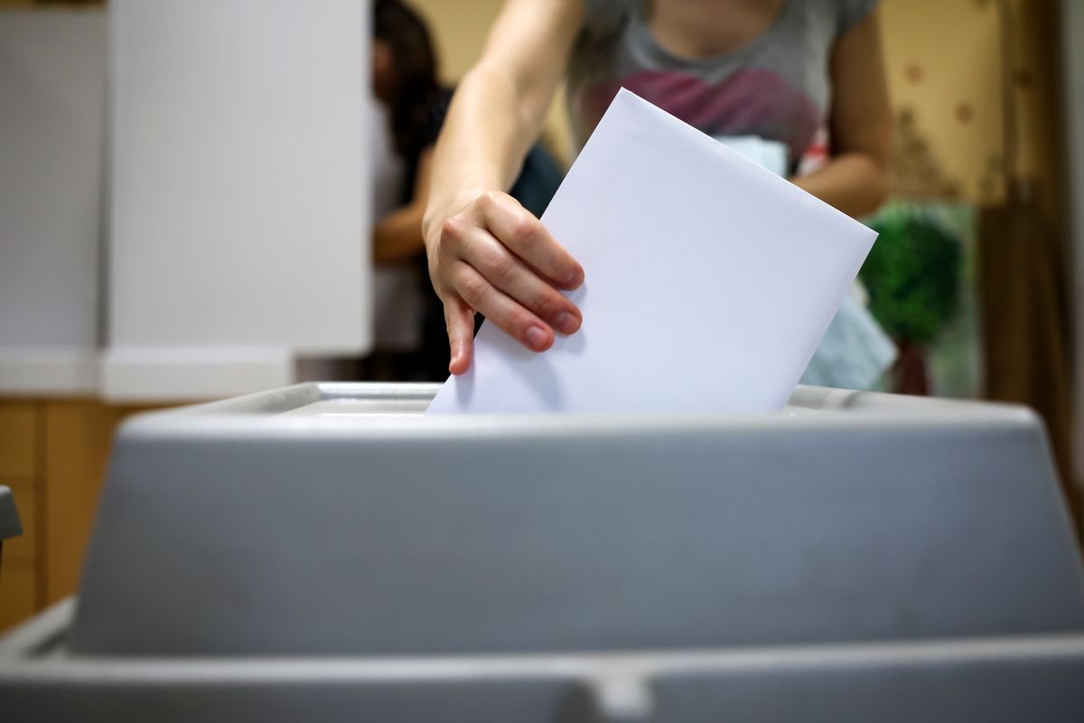 Budapest, 2024. június 9.
Szavazó az önkormányzati, európai parlamenti (EP-) és nemzetiségi választásokon a XII. kerületi Hegyvidéki Mesevár Óvodában kialakított 43. számú szavazókörben 2024. június 9-én.
MTI/Hegedüs Róbert