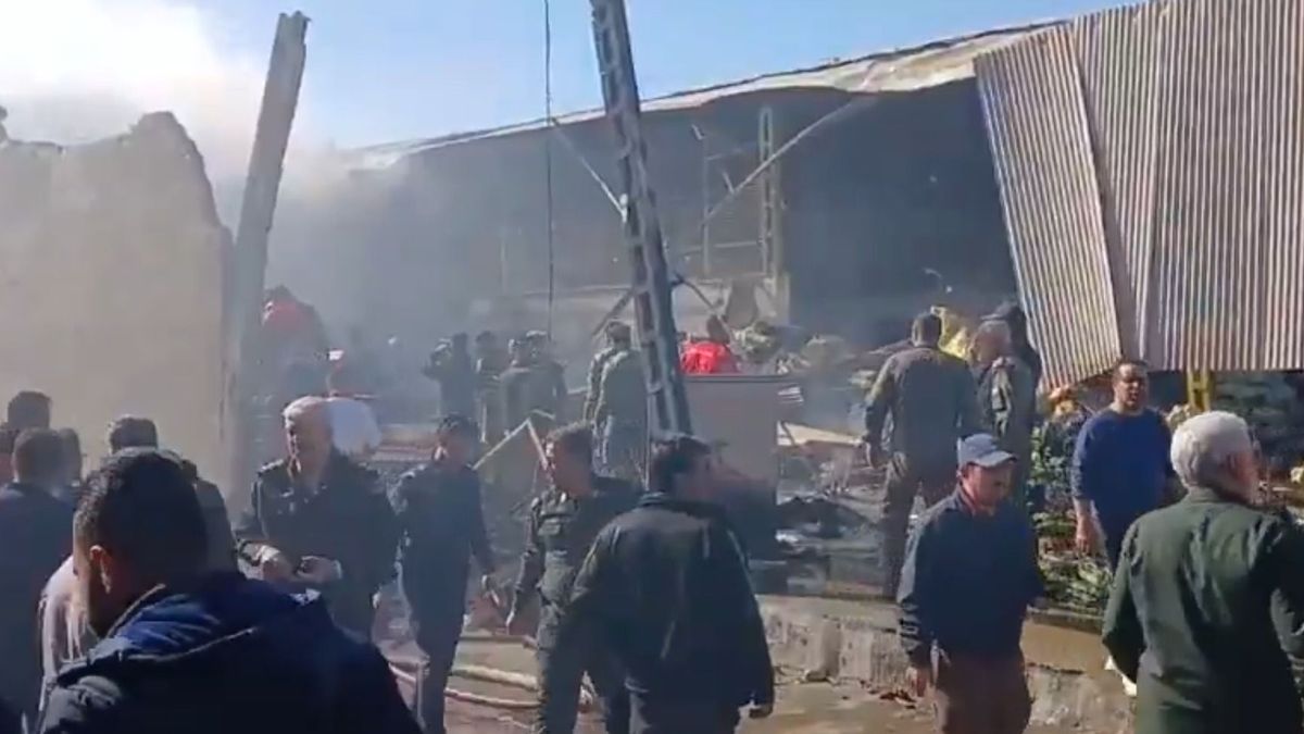 Zöldségpiacra zuhant egy katonai helikopter Iránban, többen meghaltak (Forrás: X)