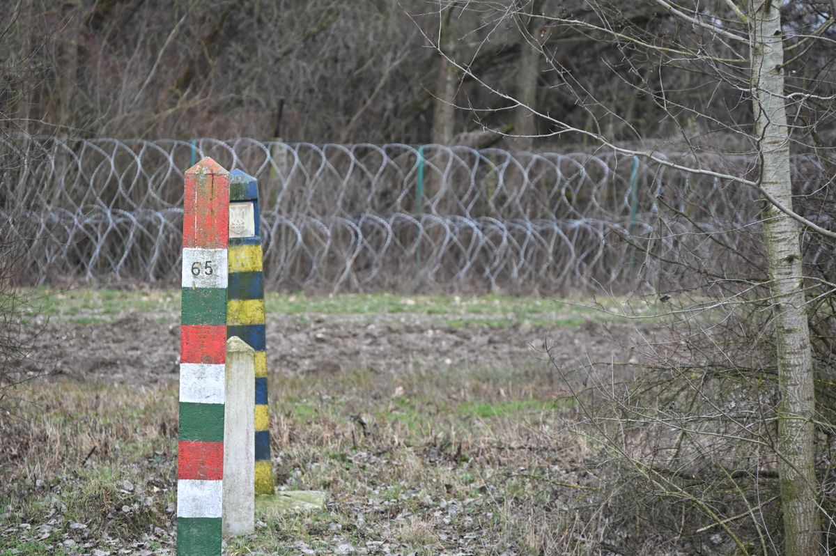 Az ukrán–magyar határ egy szakaszán drótkerítést húztak fel az ukrán katonák (Forrás: Dr. Tilki Attila Facebook-oldala)