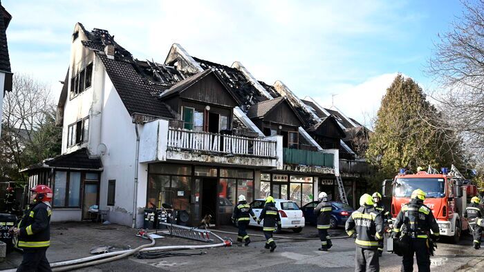 Budakeszi, 2026. február 13.
Tűzoltók egy kigyulladt kétszintes épületnél Budakeszin, a Zichy Péter utcában 2026. február 13-án. A lángokat kora reggelre elfojtották. A mentőszolgálat szóvivőjének tájékoztatása szerint kollégái 22 embert láttak el, négyen életveszélyes sérülést szenvedtek. A Pest Megyei Katasztrófavédelmi Igazgatóság szóvivője azt közölte, hogy az épület romjai között három halottat találtak.
MTI/Máthé Zoltán