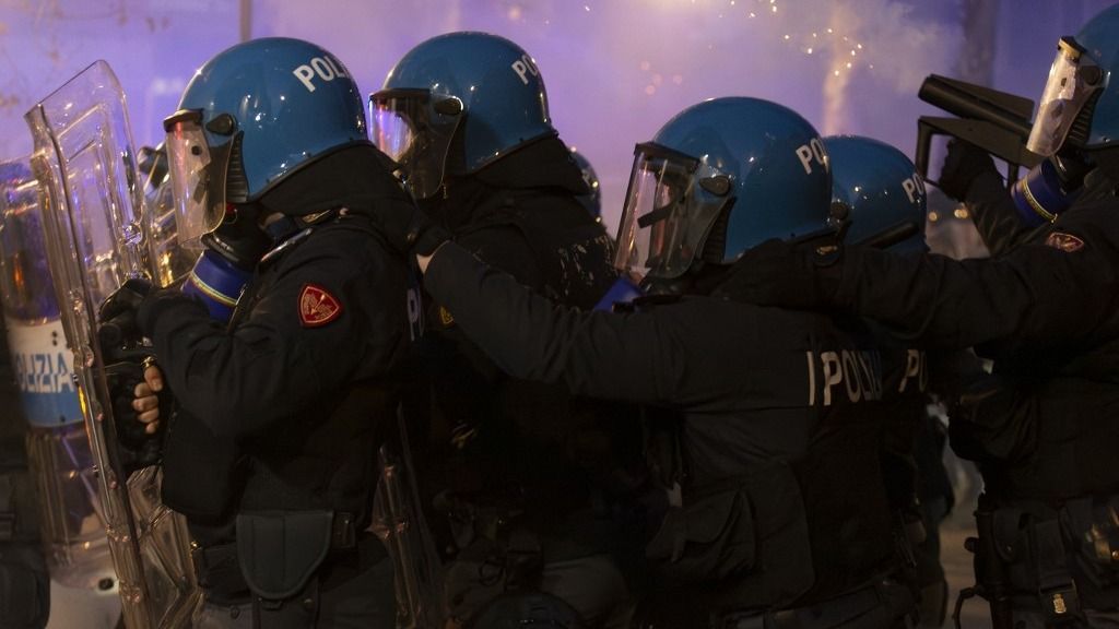 Politikai elemzők szerint a baloldal is felelős azért, hogy a radikálisok gátlástalanul bántalmazzák a rendfenntartó erőket 