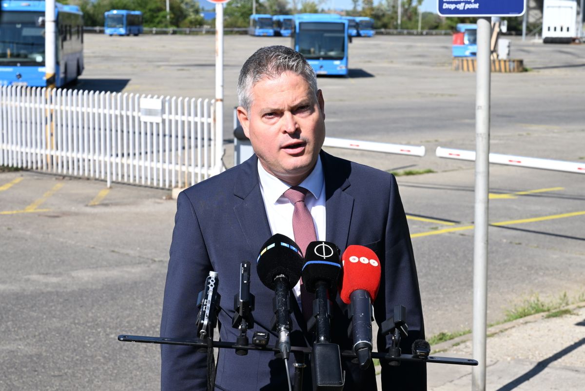 Budapest, 2025. szeptember 15.
Sára Botond főispán a Latorcai Csabával, a Közigazgatási és Területfejlesztési Minisztérium (KTM) parlamenti államtitkárával, a BKV-buszok állapotával kapcsolatosan tartott sajtótájékoztatón a BKV XVI. kerületi buszgarázsa előtt 2025. szeptember 15-én. Százból hatvan BKV-busz állapota kritikus - hangzott el a sajtótájékoztatón.
MTI/Máthé Zoltán