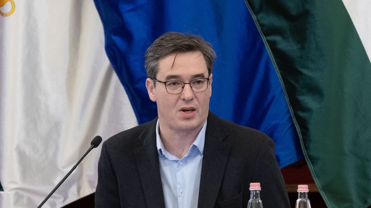 Budapest, 2026. január 28.
Karácsony Gergely főpolgármester (k), Kiss Ambrus, a Főpolgármesteri Hivatal főigazgatója (b) és Számadó Tamás főjegyző a Fővárosi Közgyűlés ülésén a Városháza dísztermében 2026. január 28-án.
MTI/Kocsis Zoltán