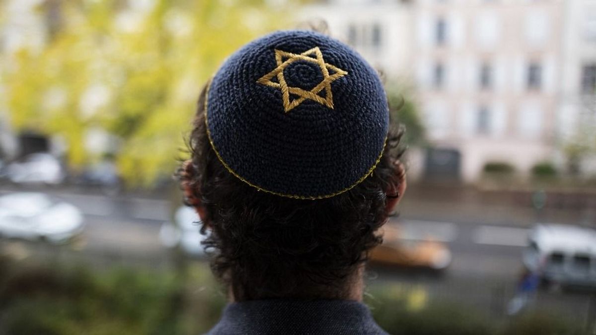 Ilyen a brit tolerancia: házról házra járva terjesztik az antiszemitizmust