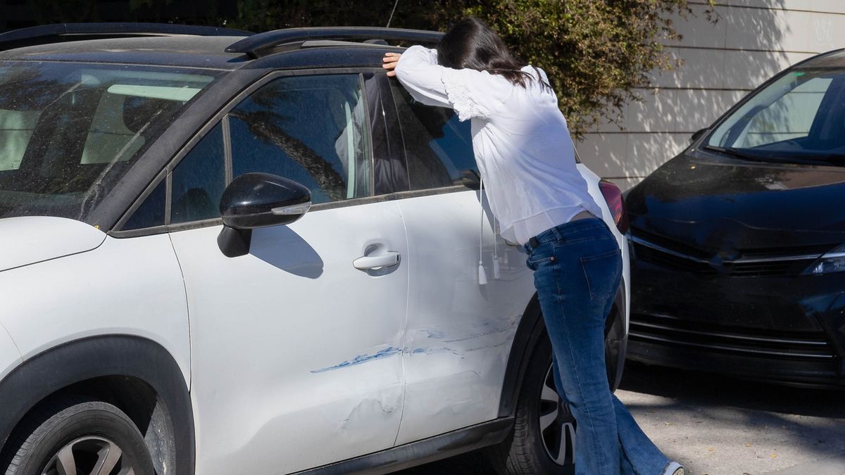 Woman crying because she just realized the damage in her rented car, done while it was parked in the street during her holidays
parkolási sérülés