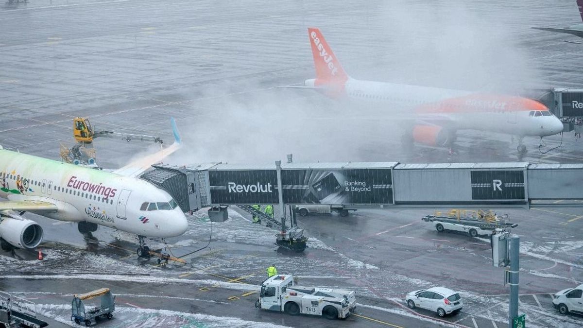 Káosz a berlini repülőtéren, az ónos eső és a fagy miatt áll a repülőforgalom + fotók