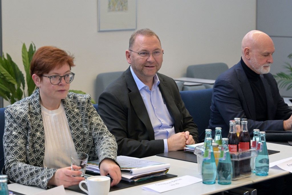 16 January 2026, Brandenburg, Potsdam: Christine Behle (l-r), Deputy Chairwoman of the United Services Union (Verdi), Frank Werneke, Chairman of Verdi, and Volker Geyer, Chairman of the German Civil Service Union (dbb), sit at the start of the second day of the second round of collective bargaining between trade unions and the Collective Bargaining Association of the German Federal States (TdL). Photo: Michael Bahlo/dpa (Photo by Michael Bahlo / dpa Picture-Alliance via AFP)