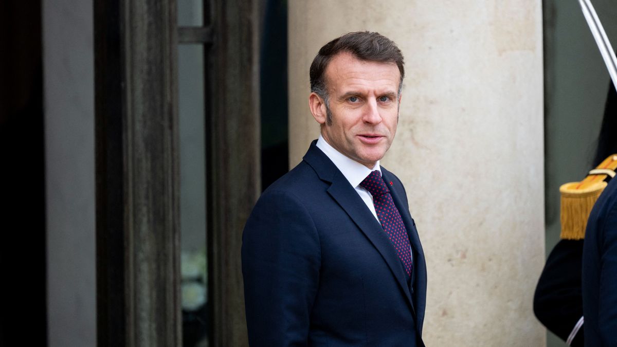Több sebből vérzik Macron terve