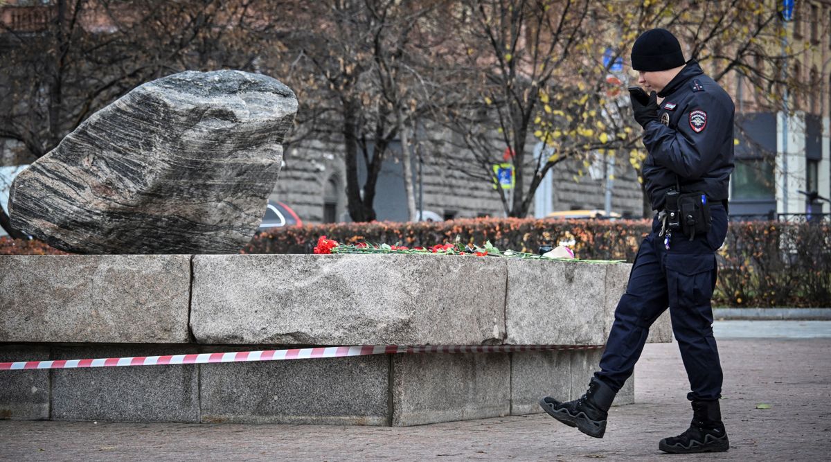 Orosz rendőr a FSZB székházánál. A FSZB igazgatója elmondta, brit szálak is vannak a Fegyveres Erők Vezérkarának Főigazgatóságának első helyettes vezetője ellen elkövetett merényletkísérletben