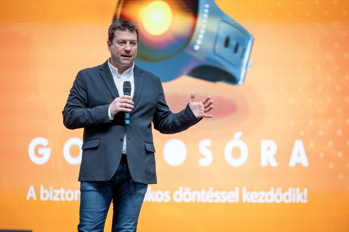 Szerencs, 2026. február 15.
Juhász Roland, a Gondosóra program felügyeletéért és megvalósításáért felelős Kormányzati Szolgáltató Központ Nonprofit Kft. ügyvezetője beszédet mond a gondosóra családi napon Szerencsen, a Kulcsár Anita Városi Sportcsarnokban 2026. február 15-én.
MTI/Erdős József