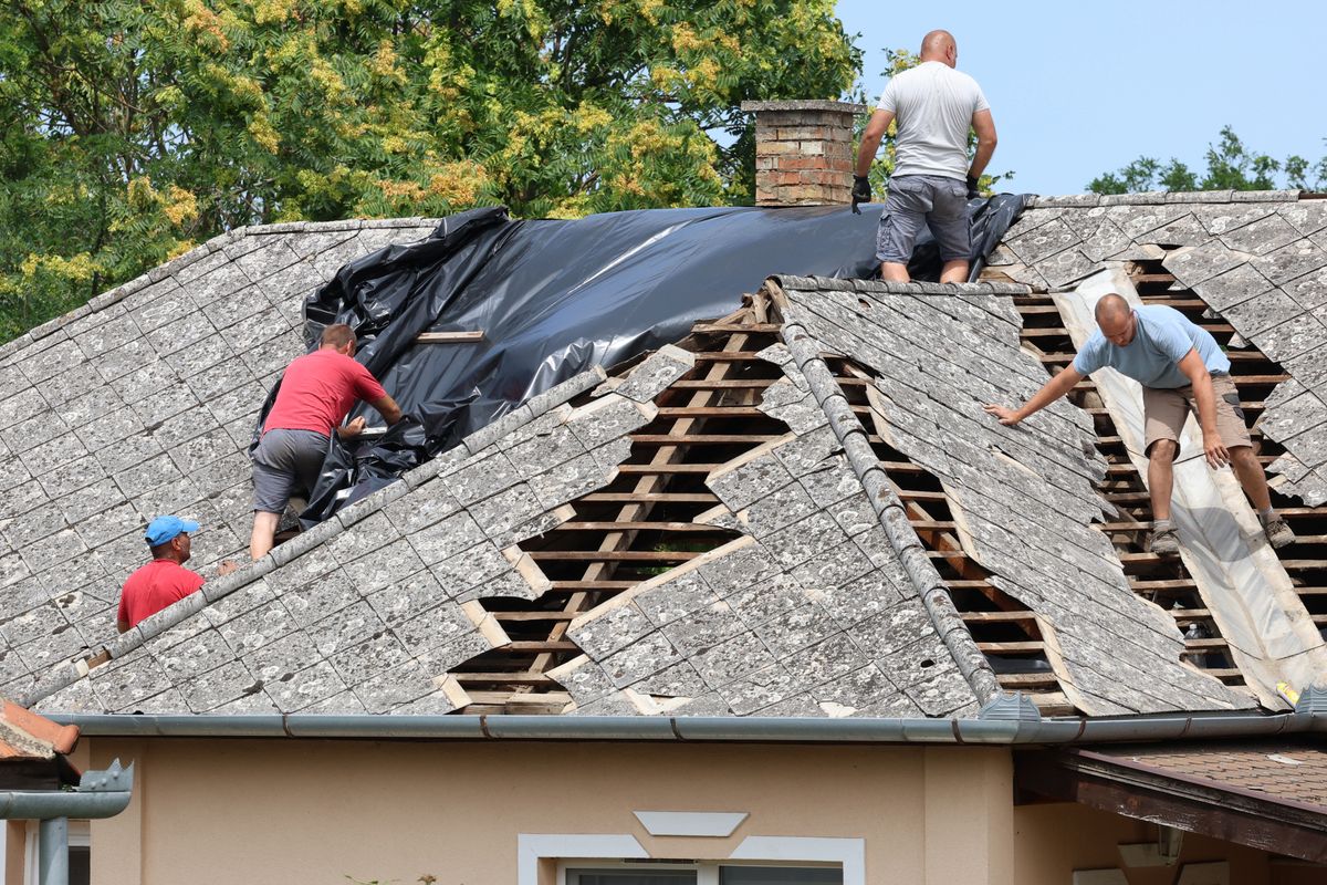 felújítás, 20240622 BujLecsapott a vihar Szabolcs-Szatmár-Bereg Vármegyére, Ibrányban, Bujon és Tiszanagyfaluban is diónyi, néhol tojás nagyságú jég hullott. Információink szerint a legnagyobb csapás Ibrány, Buj és Tiszanagyfalu településeket érte, de a vármegye szinte teljes területén gondot okozott a hirtelen érkező, nagy mennyiségű csapadék és a viharos szél. A katasztrófavédelem vármegyei műveletirányító központjába 145 bejelentés érkezett.Fotó: Sipeki Péter SPKelet-Magyarország