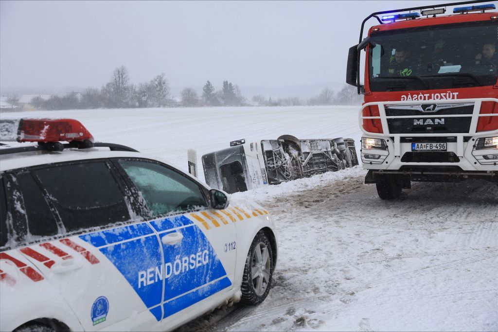 árokba borult busz Zala