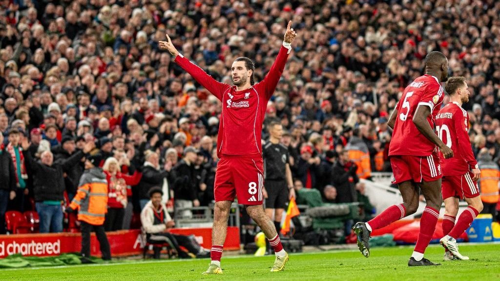 Szoboszlai Dominik ünnepli szabadrúgásgólját a Manchester City ellen. A Liverpool FC helyzete továbbra is ingatag